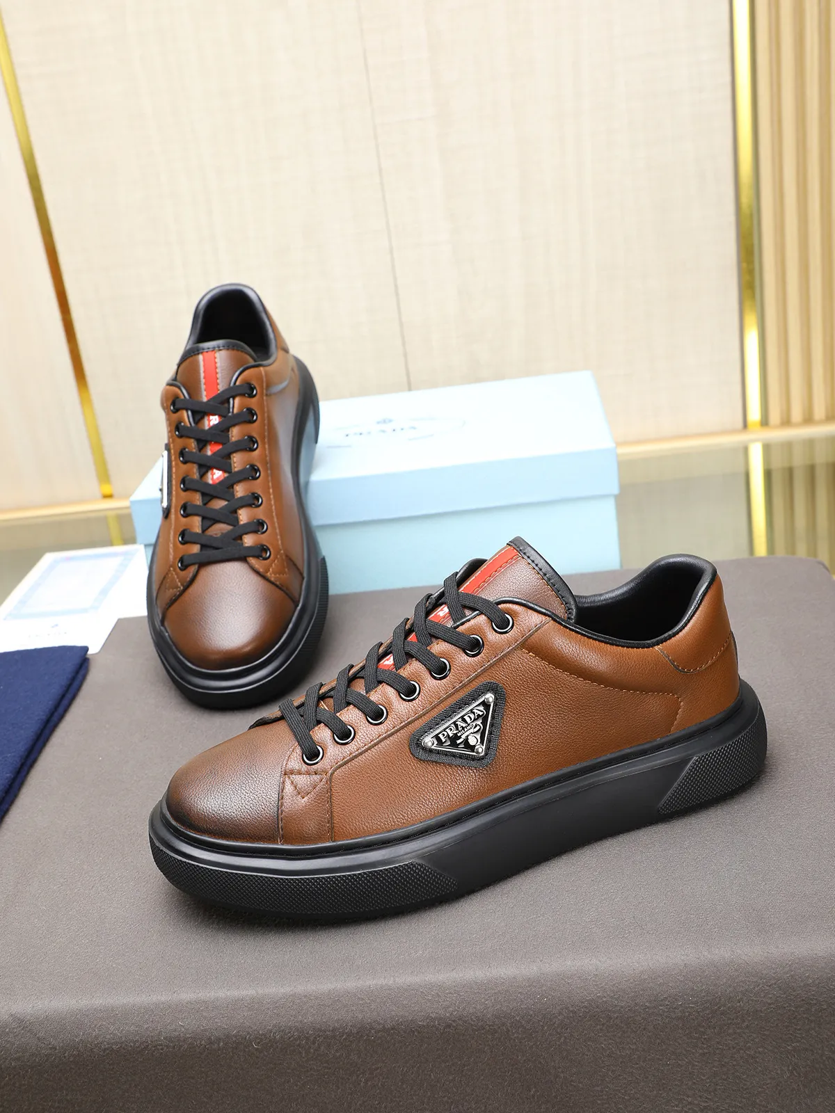 Men's shoes 💰460 Prada/Prada Men's new casual shoes, this upper is made of imported calfskin + sheep lining! The outside is decorated with the P family's classic metal triangle enamel logo, and the outsole is made of non-slip sports foam ultra-light outsole, which feels good on the feet and is a fashionable and fashionable item!  Size: 38-44 (45 customized)